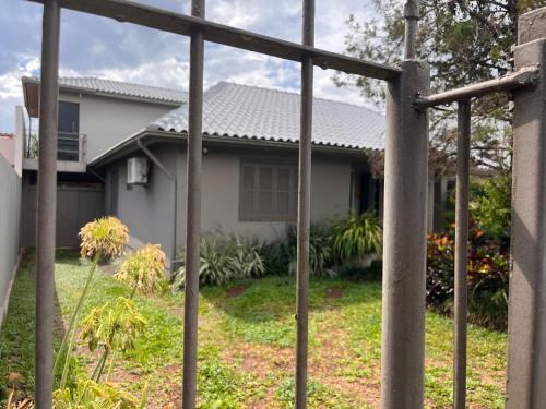 a house seen through a fence at Casa para alugar Expodireto 2025 in Não Me Toques