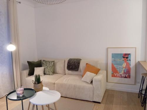 un salon avec un canapé et une table dans l'établissement Véronique et David, à Vichy