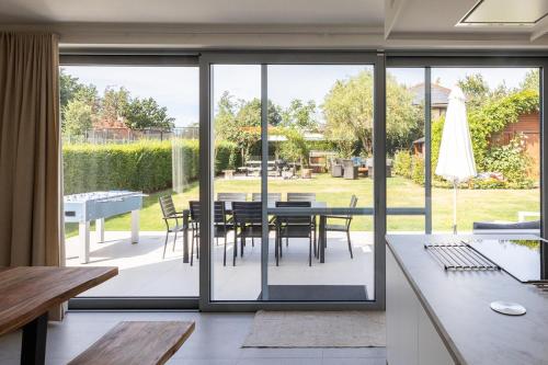 cocina y comedor con puertas correderas de cristal en Den Eenink, en Zedelgem