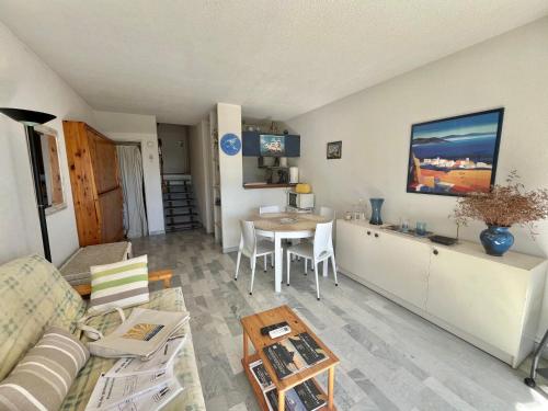 un salon avec un canapé et une table dans l'établissement Studio avec parking, climatisation et terrasse à 500m des plages - FR-1-716-62, à La Grande Motte