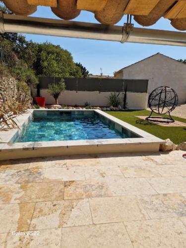 une piscine dans l'arrière-cour d'une maison dans l'établissement La l Isloise, à LʼIsle-sur-la-Sorgue