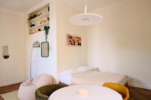 une salle d'hôpital avec deux lits et une table dans l'établissement CASA DOM ARMANDO - Climatisation & Parking, à Montpellier