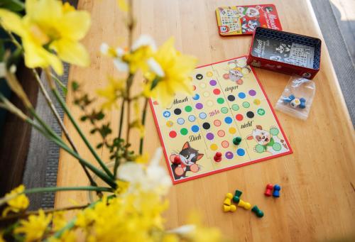 einen Tisch mit einem Brettspiel und Blumen darauf in der Unterkunft Bauernhof Höper-Rauert - Reihenhaus 5 in Neujellingsdorf