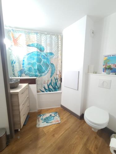baño con aseo y alfombra en el suelo en Rev'Azur Saint Raphaël, en Saint-Raphaël