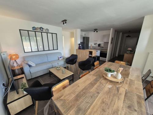 un salon avec une table et un canapé dans l'établissement Appartement 3 chambres à Stella-plage avec parking et animaux admis - FR-1-236-163, à Cucq