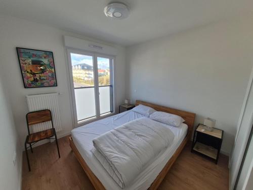 une chambre avec un lit et une fenêtre dans l'établissement Appartement 3 chambres à Stella-plage avec parking et animaux admis - FR-1-236-163, à Cucq