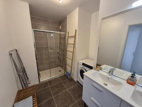 une salle de bain avec un lavabo et une machine à laver dans l'établissement Appartement 3 chambres à Stella-plage avec parking et animaux admis - FR-1-236-163, à Cucq