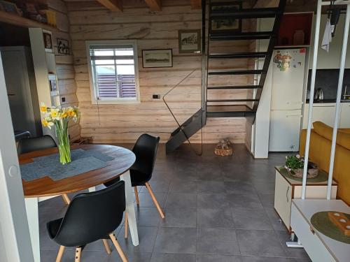 ein Raum mit einem Tisch und Stühlen und einer Treppe in der Unterkunft Namelis su pirtimi in Kaunas