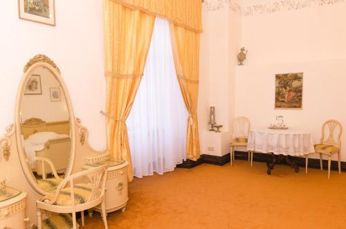 a room with a dressing table and a mirror at Ēdoles Pils in Ēdole