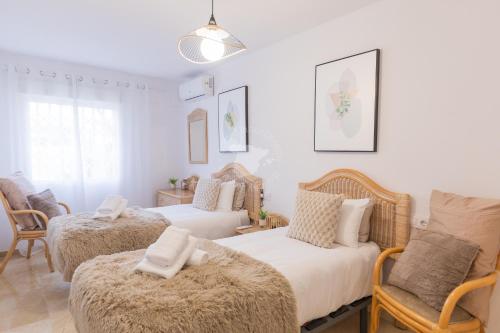 カルプにあるCasa Sammieのベッドルーム ベッド2台&オットマン付
