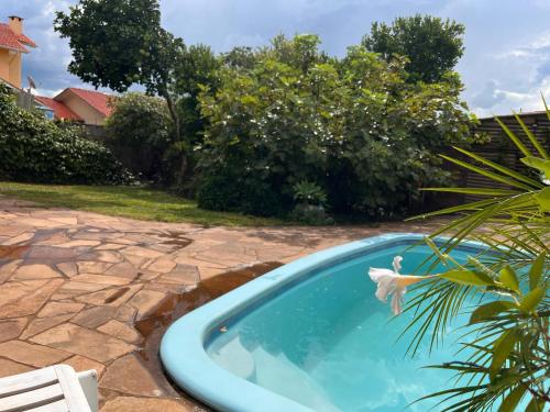 a swimming pool in a yard with a chair at Casa para alugar Expodireto 2025 in Não Me Toques
