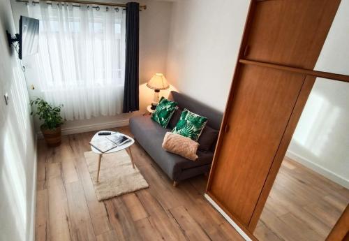 un salon avec un canapé et une table dans l'établissement Le Ponthieu de Bayeux, à Bayeux