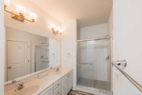 Ένα μπάνιο στο Anchor's Away - Waterfront, Pet Friendly, Pools!