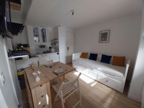 a living room with a couch and a table at Sète Centre ville T2 rénové in Sète
