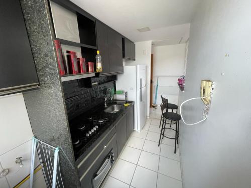 een keuken met een spoelbak en een fornuis bij Villa Natal, cond villa das palmeiras in Jaboatao dos Guararapes