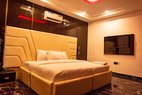 Postel nebo postele na pokoji v ubytování Radiant Hotel & Suites