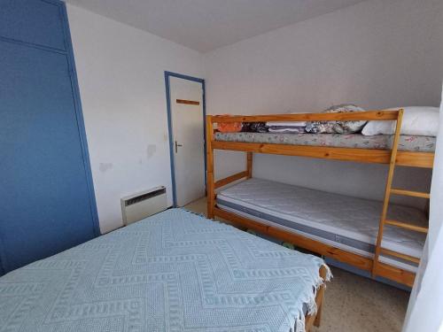 - une chambre avec deux lits superposés et un lit dans l'établissement Charmant F2 avec terrasse près de l'Étang de Thau, équipé pour 4 pers. et proche établissement thermal - FR-1-571-41, à Balaruc-les-Bains