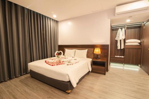 a bedroom with a large bed in a room at Riverside Quảng Yên Hotel in Quảng Yên