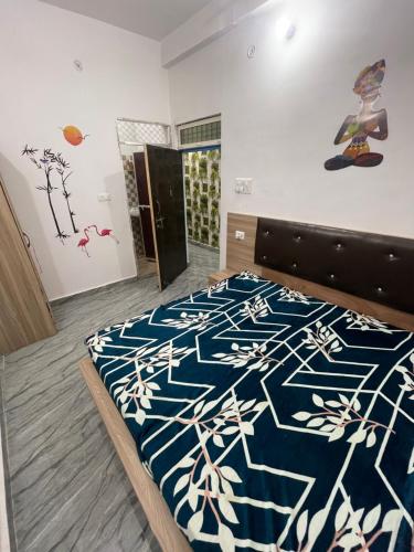 Ένα ή περισσότερα κρεβάτια σε δωμάτιο στο Home stay karma