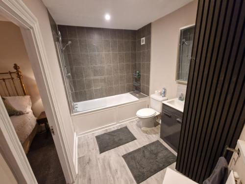 Ένα μπάνιο στο The Bean Apartment - double bedroom with private bathroom