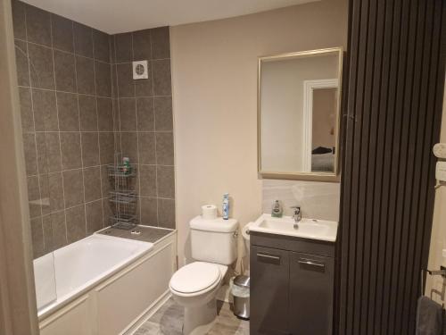 Ένα μπάνιο στο The Bean Apartment - double bedroom with private bathroom