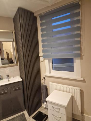 Ένα μπάνιο στο The Bean Apartment - double bedroom with private bathroom