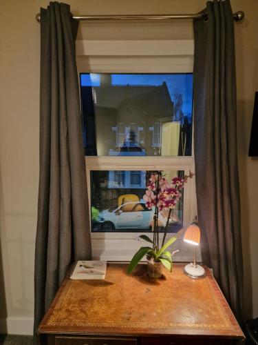 Φωτογραφία από το άλμπουμ του The Bean Apartment - double bedroom with private bathroom στο Λονδίνο