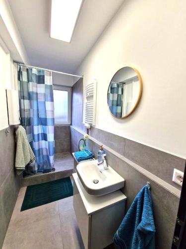 a bathroom with a sink and a mirror at Zentrale Wohnung in Göppingen, Bahnhof fußläufig erreichbar in Göppingen