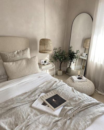 Un dormitorio con una cama con un libro encima. en The Oasis Retreat, en Kathu