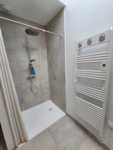 Un baño con ducha con cortina de ducha. en L'Inattendu, en Pornic