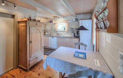 Η κουζίνα ή μικρή κουζίνα στο 3 Bedroom Lovely Home In Valen