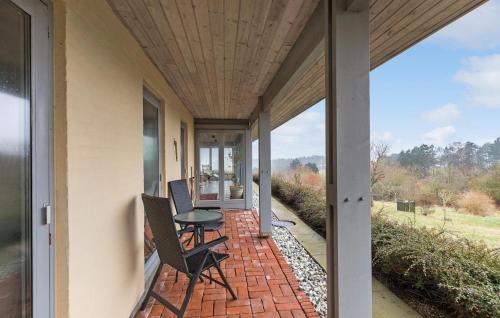 Balkón nebo terasa v ubytování Pet Friendly Home In Knebel With Sauna