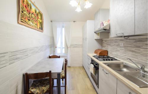une petite cuisine avec un évier et une cuisinière dans l'établissement Stunning Home In Poggio Dacona, à Calbenzano