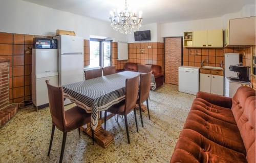 Cuisine ou kitchenette dans l'établissement Stunning Home In Poggio Dacona