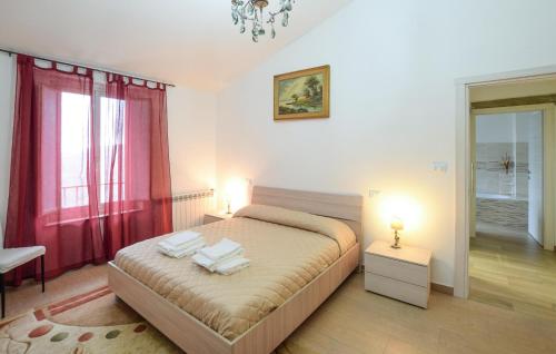 Un ou plusieurs lits dans un hébergement de l'établissement Stunning Home In Poggio Dacona