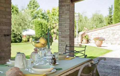 - une table avec assiettes et verres et un bol de fruits dans l'établissement Amazing Home In Gambassi Terme, à Gambassi Terme