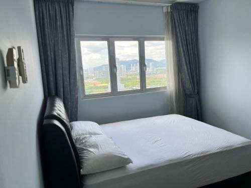 a bed in a room with a window at Maxim Citylight Jln Sentul paser in Kuala Lumpur