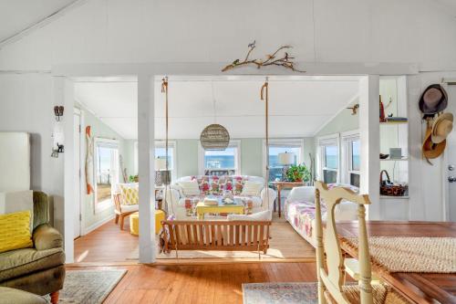 una sala de estar con un columpio en Beach Bettie's, en Cape Charles