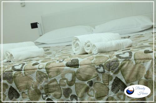 Кровать или кровати в номере Beauty House