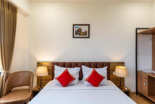 Una cama o camas en una habitación de Hotel De Glance - A Corporate Hotel near to Railway Station Udaipur