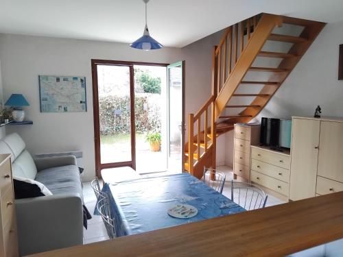 un salon avec un canapé et un escalier dans l'établissement Charmante maison à la Turballe proche de la plage, entre Guérande et Piriac, à La Turballe