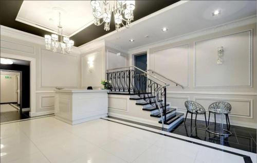 eine Lobby mit einer Treppe und Stühlen in einem Gebäude in der Unterkunft 1 Bedroom Gorgeous Apartment In Gdansk in Danzig