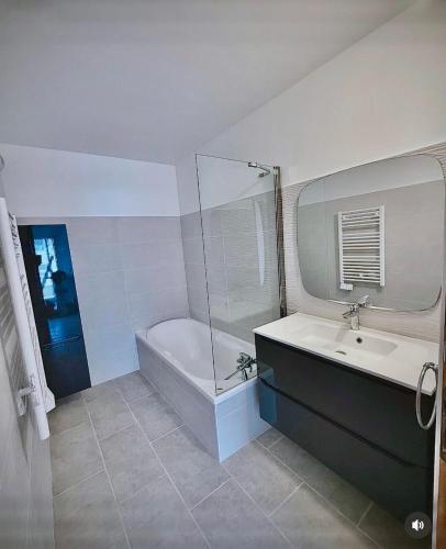 une salle de bain avec une baignoire, un lavabo et une douche dans l'établissement Appartement plein centre vue mer PROPRIANO, à Propriano