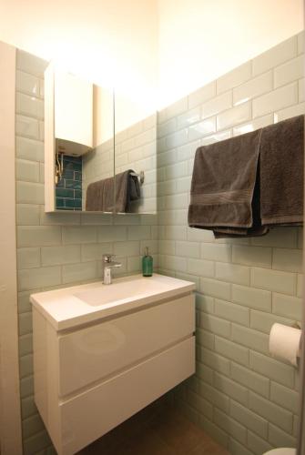 Cozy, Small, NEW with FREE Parking