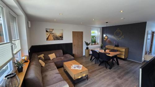 ein Wohnzimmer mit Couch und Tisch in der Unterkunft Wattwurm in Dornumersiel