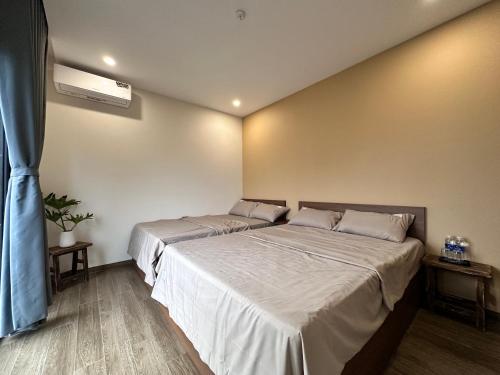 a bedroom with two beds and a window at Cốc Cốc Homestay Quảng Bình in Dong Hoi