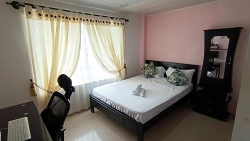 a bedroom with a bed and a large window at Apartamento amplio y lujoso in Mocoa