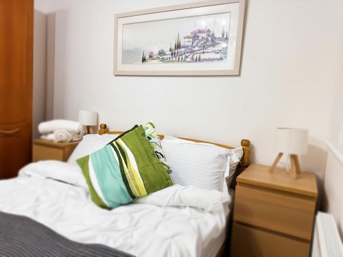 ウェスト・サロックにあるElevate your stay with Sai homeのベッドルーム1室(枕付)