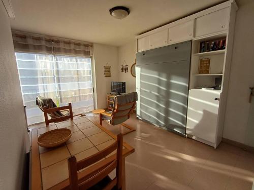 Il comprend une cuisine équipée d'un réfrigérateur, d'une table et de chaises. dans l'établissement F2 2 étoiles avec clim, ascenseur, proche Thermal - Balaruc-les-Bains - FR-1-571-63, à Balaruc-les-Bains