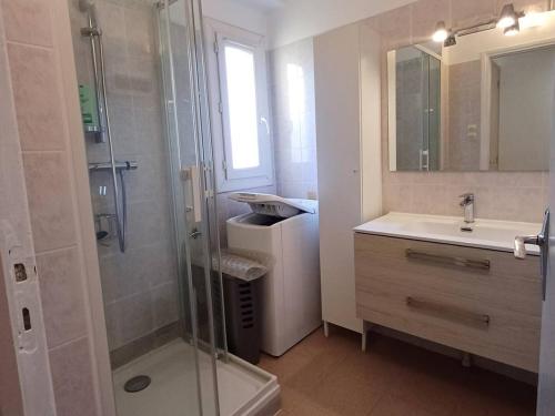 une salle de bain avec douche et lavabo dans l'établissement F2 2 étoiles avec clim, ascenseur, proche Thermal - Balaruc-les-Bains - FR-1-571-63, à Balaruc-les-Bains